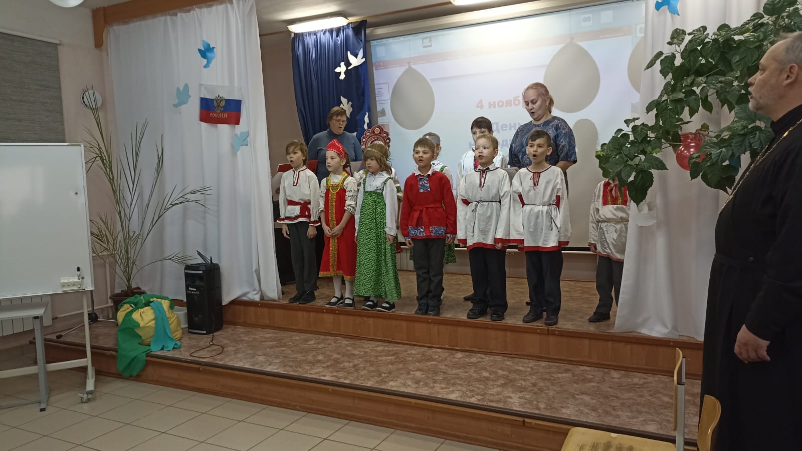 Учащиеся православной гимназии организовали праздничный концерт в честь Дня народного единства